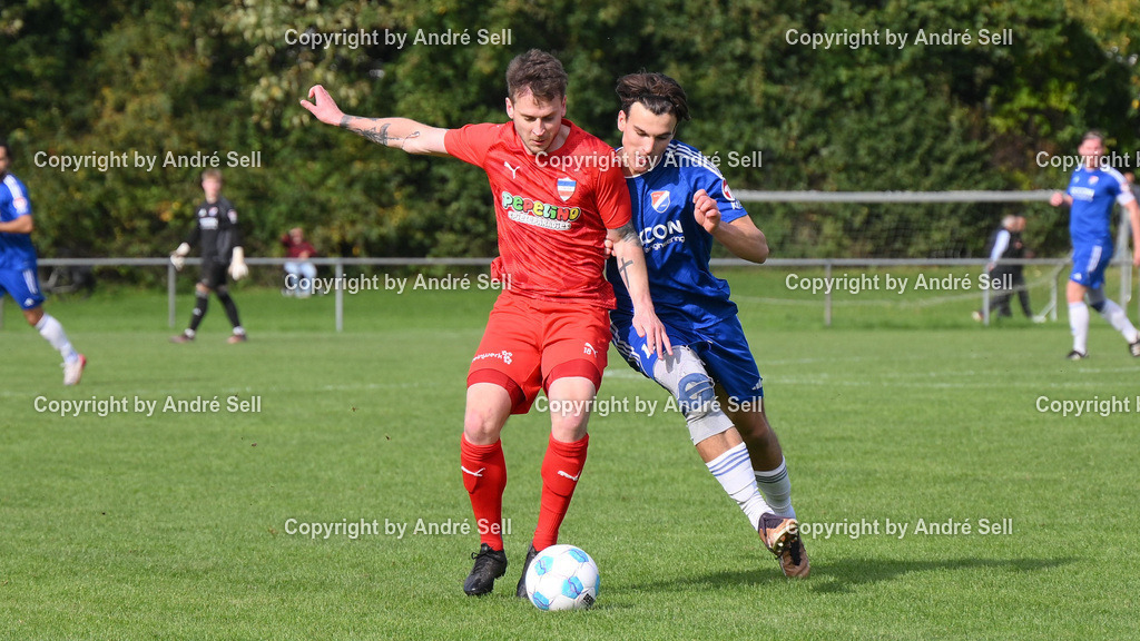 SpVg Eidertal Molfsee vs Inter Türkspor Kiel | Carlo Heun (Molfsee #13) vs André Volkers (Inter #18) / Fußball-Landesliga Schleswig Männer 2026/2027 / SpVg Eidertal Molfsee vs Inter Türkspor Kiel / Platz A / Molfsee / 03.10.26 - Realisiert mit Pictrs.com