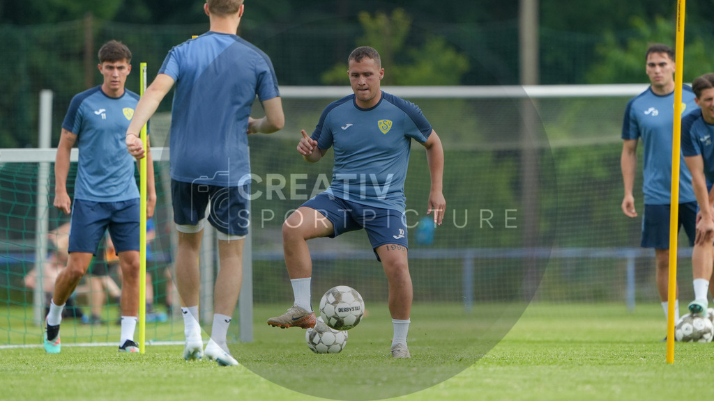 Fußball, Herren, Saison 2025/2026, Regionalliga Nordost, Trainingsauftakt des FSV 63 Luckenwalde am 18.06.2025 im Werner-Seelenbinder-Stadion, | Fußball, Herren, Saison 2025/2026, Regionalliga Nordost, Trainingsauftakt des FSV 63 Luckenwalde am 18.06.2025 im Werner-Seelenbinder-Stadion, Im Bild: Lucas Will (m. am Ball) - Realisiert mit Pictrs.com