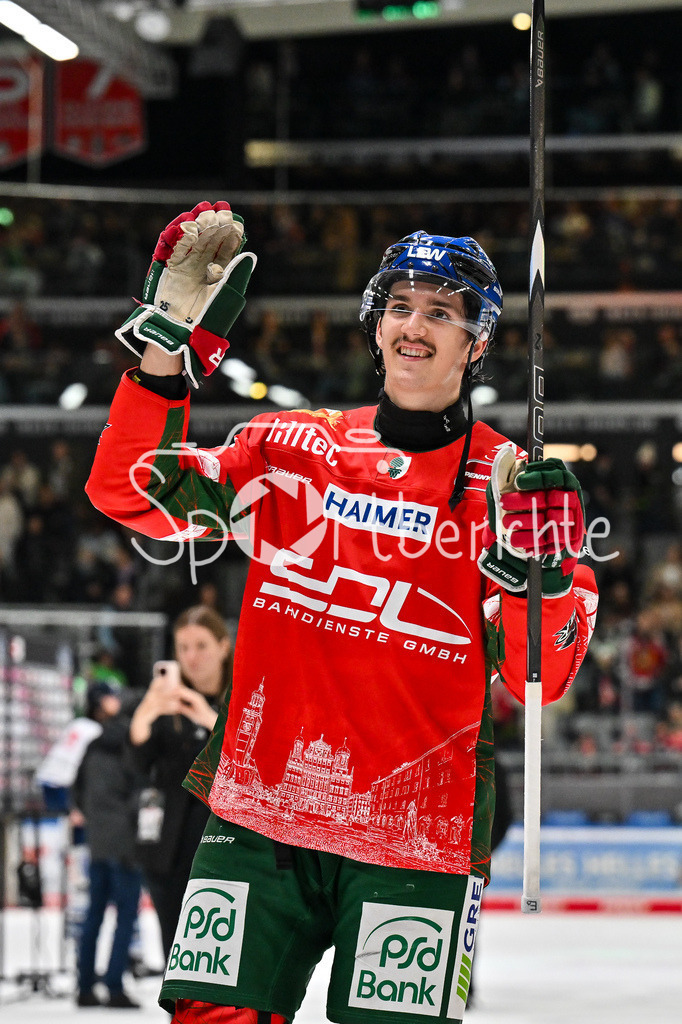 Augsburger Panther - Schwenninger Wild Wings | AUGSBURG, DEUTSCHLAND - 2. NOVEMBER: Die Spieler der Panther feier zusammen mit den Zuschauern den Heimsieg gegen Schwenningen nach dem Ligaspiel zwischen den Augsburger Panthern und den Schwenninger Wild Wings am 17. Spieltag der Penny DEL im Curt Frenzel Stadion am 02.11.2025 / Christian HANKE (Augsburger Panther 25)