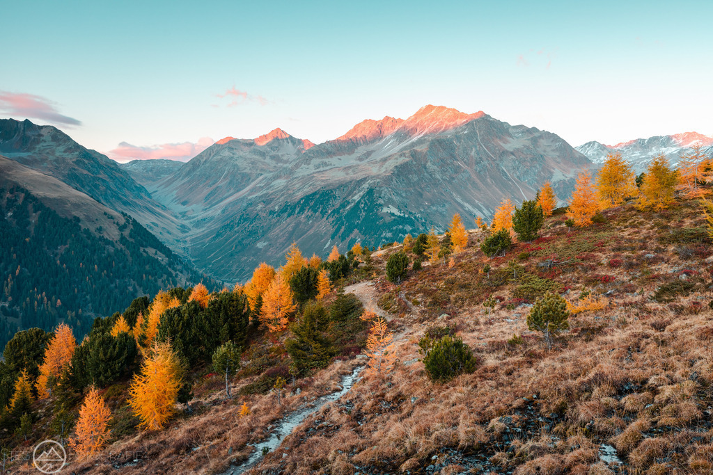 Herbst im Val Tuors | Herbstbild mit Lärchen aus der Region Bergün im GraubündenFormat 3:2 - Realized with Pictrs.com