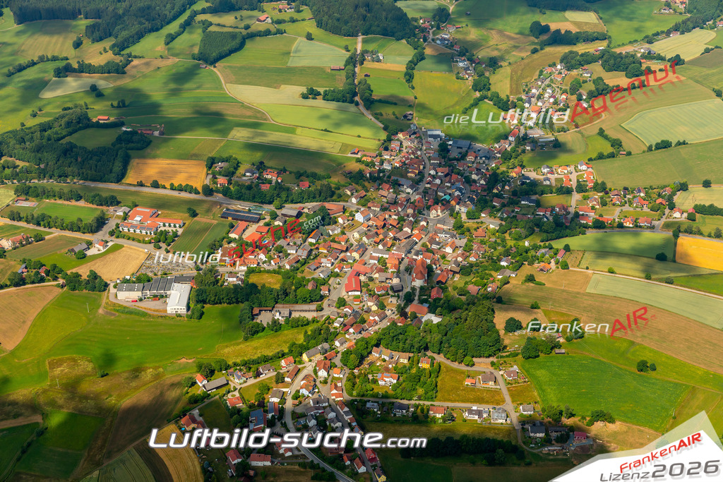 Das Luftbild zeigt :  Tiefenbach - Die Luftaufnahme wurde 2023 vom UL-Flugzeug aus erstellt ( keine Drohne ) - Hochauflösende Luftaufnahme - Für grossformatige Ausdrucke geeignet. Die Geschenkidee !Mit Lizenz und Bildrechte bestellbar