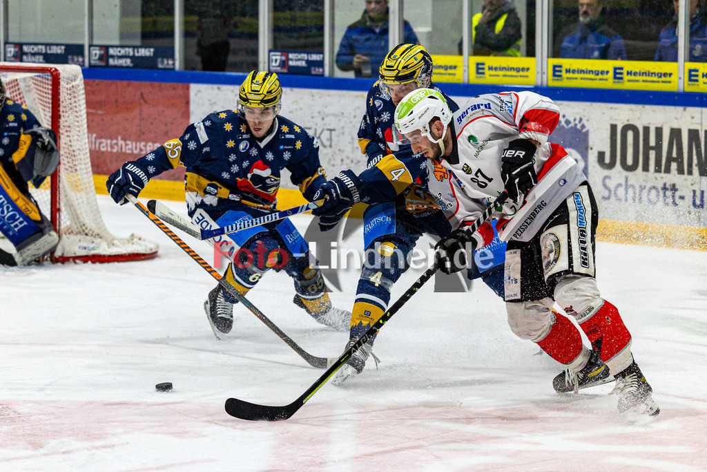 TSV Peißenberg Miners vs ESC River Rats Geretsried | Eishockey Bayernliga 2023/2024, TSV Peißenberg Miners vs ESC River Rats Geretsried,
Dominic KRABBAT (Miners 87) im Angriff,
2023-12-26 in Geretsried (Eisstadion)
4 Bernhard JORDE (River Rats 4), 65 Paul GANIA (River Rats 65), 87 Dominic KRABBAT (Miners 87)
Copyright: WolfgangxLindner foto-lindner.de