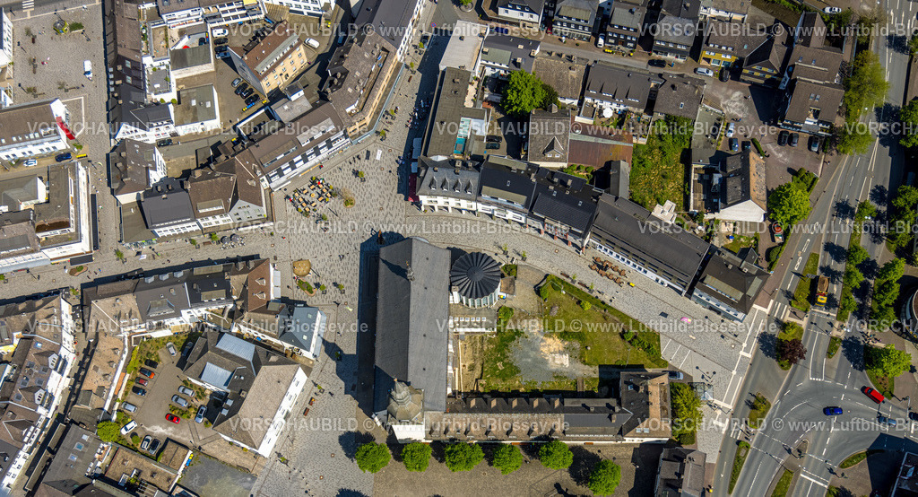 Meschede240506003 | Luftbild, St. Walburga katholische Kirche, Stiftsplatz, Meschede-Stadt, Meschede, Sauerland, Nordrhein-Westfalen, Deutschland