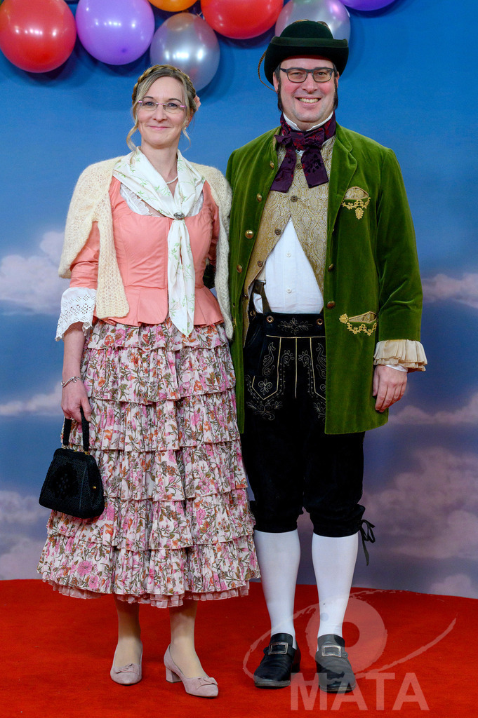 _DWA1294 | Regierungspräsident von Oberfranken  Florian Luderschmid (rechts) mit  seiner Gattin bei der TV-Sendung Fastnacht in Franken 2024. Veitshöchheim, 02.02.2024 Bayern Deutschland - Realisiert mit Pictrs.com