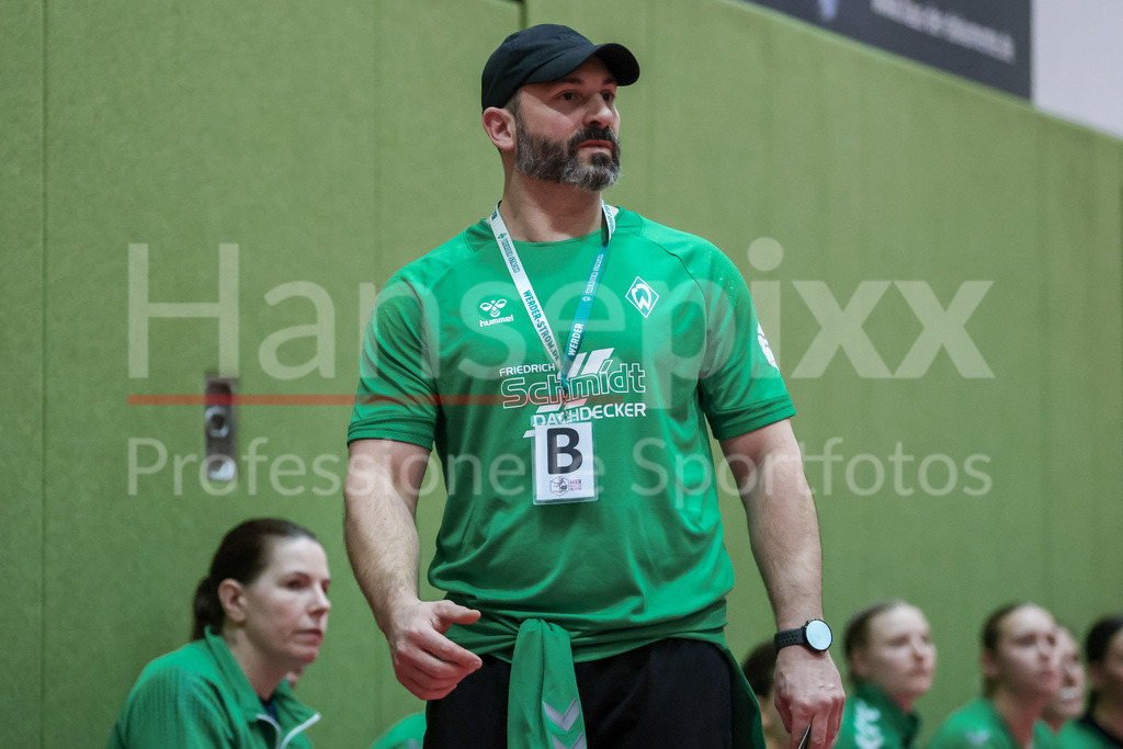 Handball, 2. Bundesliga Frauen, SV Werder Bremen - Bergischer HC | v.li.: Patrice Giron (Interimstrainer, Trainer, SV Werder Bremen), Portrait, Nahaufnahme, Einzelfoto, Einzelbild