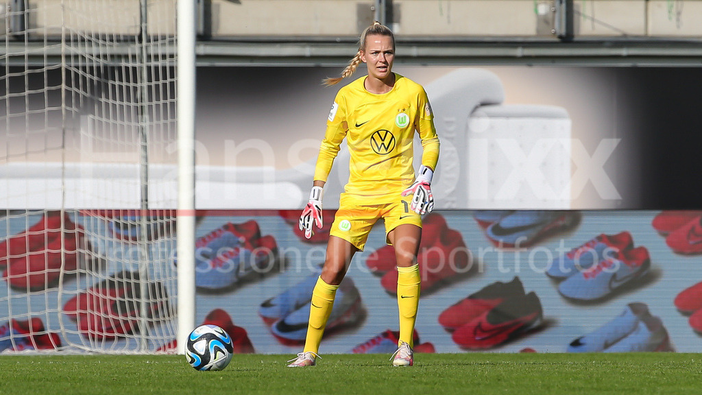 Fussball, Google Pixel Frauen-Bundesliga, VfL Wolfsburg - Bayer 04 Leverkusen | v.li.: Merle Frohms (Torhüterin, Torwart, VfL Wolfsburg, 1) Freisteller, Einzelbild, Ganzkörper, Aktion, Action, Spielszene, DIE DFB-RICHTLINIEN UNTERSAGEN JEGLICHE NUTZUNG VON FOTOS ALS SEQUENZBILDER UND/ODER VIDEOÄHNLICHE FOTOSTRECKEN. DFB REGULATIONS PROHIBIT ANY USE OF PHOTOGRAPHS AS IMAGE SEQUENCES AND/OR QUASI-VIDEO.