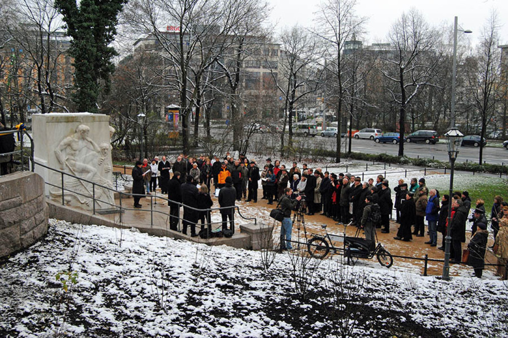 Foto: Leipzig - Richard Wagner Denkmal - Eröffnung der Treppenanlage von Max Klinger am 26. November 2010 | Das Team hinter BILDLEXIKON LEIPZIG bündelt historische wie aktuelle Informationen über die Stadt Leipzig in Text und Bild auf einer Plattform und stellt diese der interessierten Öffentlichkeit zur Verfügung.