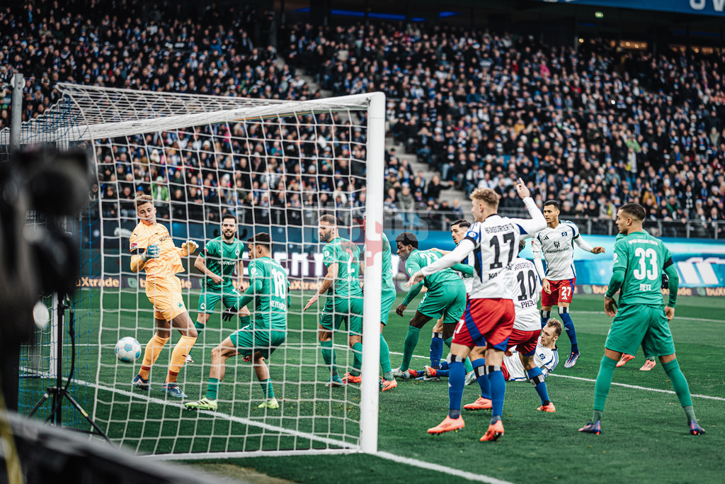 Fußball | Männer | Saison 2024/2025 | 2. Fußball-Bundesliga | 17. Spieltag | Hamburger SV vs. SpVgg Greuther Fürth | 21.12.2024 | Der Ball von Dennis Hadzikadunic (#5, HSV) landet hinter der Linie im Tor