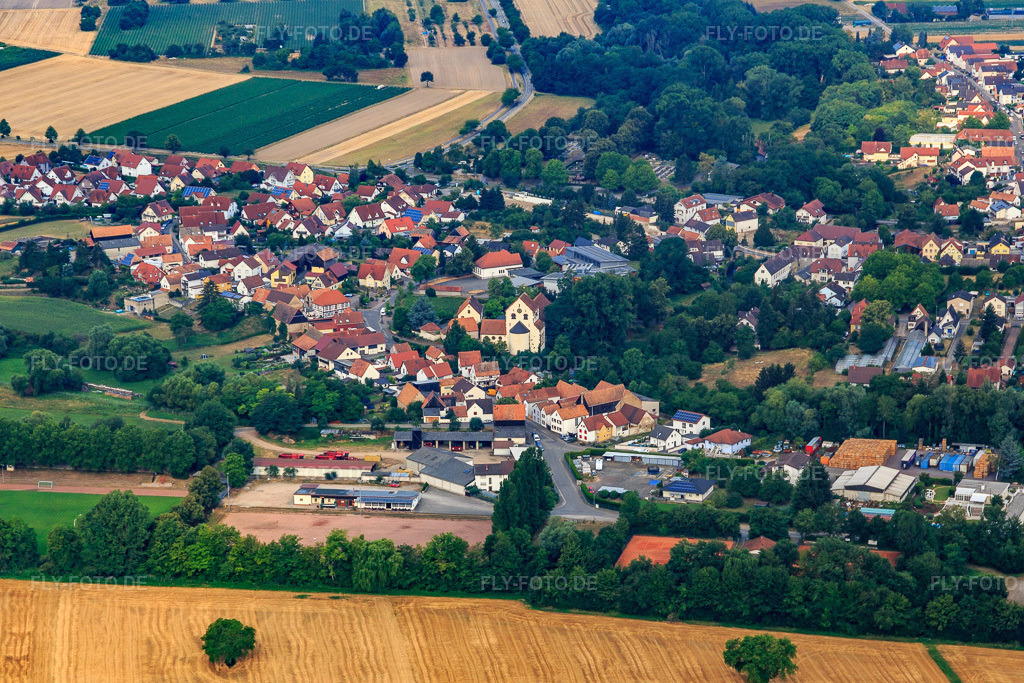 Luftbild: Kirchstraße und St. Georg in Hördt im Bundesland Rheinland-Pfalz in Deutschland. Foto: IMG_108950.jpg vom 15.07.2018 durch Werner Riehm/FLY-FOTO.de