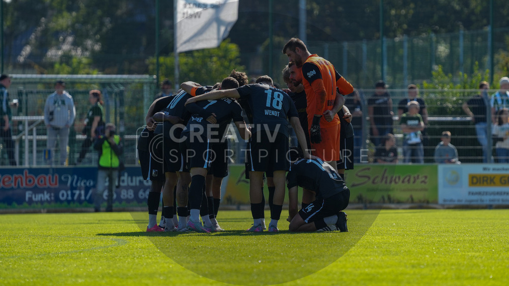 Fußball, Herren, Saison 2025/2026, Regionalliga Nordost, 10. Spieltag, FSV 63 Luckenwalde vs. BSG Chemie Leipzig, Samstag 27.09.2025, Werner-Seelenbinder-Stadion Luckenwalde, | Fußball, Herren, Saison 2025/2026, Regionalliga Nordost, 10. Spieltag, FSV 63 Luckenwalde vs. BSG Chemie Leipzig, Samstag 27.09.2025, Werner-Seelenbinder-Stadion Luckenwalde, Im Bild: Der Mannschaftskreis der BSG Chemie Leipzig. - Realisiert mit Pictrs.com