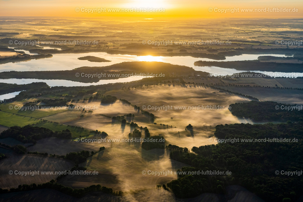 Güstrow_Inselsee_Morgennebel_ELS_6492100822 | SEEDORF 10.08.2022 Uferbereiche am Seegebiet des Küchensee in Seedorf im Bundesland Schleswig-Holstein, Deutschland. // Riparian areas on the lake area of Kuechensee in Seedorf in the state Schleswig-Holstein, Germany. Foto: Martin Elsen