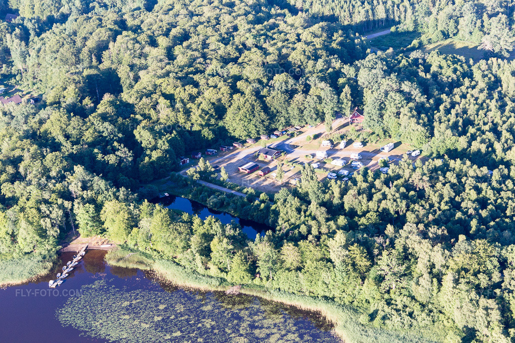 Aerial view: View of the town in Torne in the state Kronoberg, Sweden. – Photo: IMG_108299.jpg taken on 06/30/2018 by Werner Riehm/FLY-FOTO.com – Resolution of the original: 5472 x 3648 px