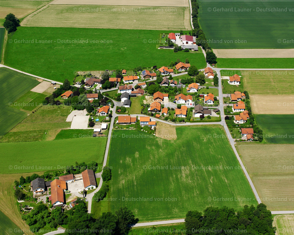 2600394 | HAID 09.06.2006 Landwirtschaftliche Nutzflächen und Feldgrenzen  umsäumen das Siedlungsgebiet des Dorfes in Haid im Bundesland Bayern, Deutschland // Agricultural land and field boundaries surround the settlement area of the village  in Haid in the state Bavaria, Germany Foto: Gerhard Launer