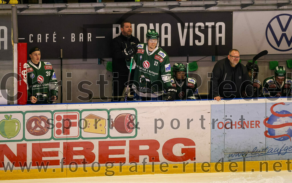 2024-02-02_026_TSV_Erding_gegen_ERSC_Amberg | Erding, Deutschland, 02.02.2024:
Eishockey, Bayernliga Vorrunde 2023 / 2024, 30. Spieltag, TSV Erding gegen ERSC Amberg, Endergebnis: 1:0

Torwart Niklas Schlammer (Erding Gladiators, #35), Elia Ostwald (Erding Gladiators, #17)

Foto: Christian Riedel / fotografie-riedel.net