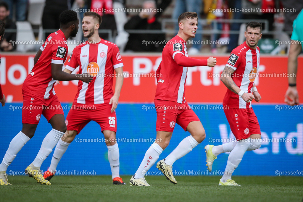 RWE3Liga02032401039 | 02.03.2024, Essen, Fußball, bwin 3. Liga Herren, Stadion an der Hafenstraße, 28. Spieltag Saison 2023 2024, Rot-Weiss Essen – SpVgg Unterhaching:  Torjubel nach dem 1:1 durch Marvin Obuz (Rot-Weiss Essen).
DFB regulations prohibit any use of photographs as image sequences and or quasi-video.