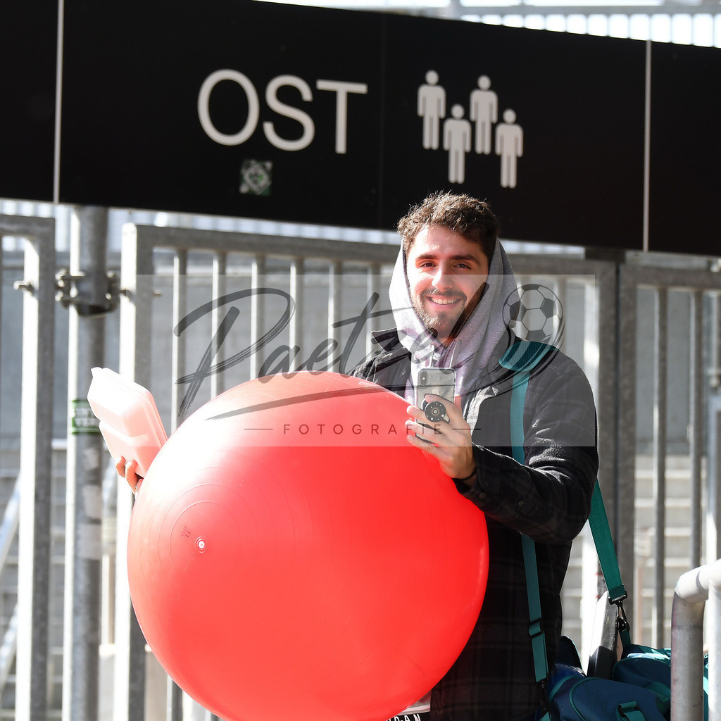 20200318_TRASVW_0096 | Fussball, Herren: Stefanos Kapino (Werder Bremen) kommt mit einem Gymnastikball vom Leistungstest im wohninvest Weserstadion am 18.03.2020 in Bremen, Deutschland. - Realisiert mit Pictrs.com