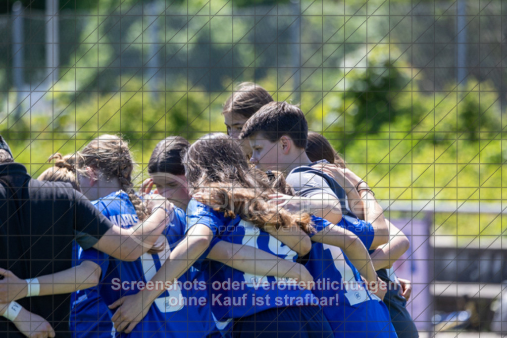 20250510_135416_0010 | #,1.FC Donzdorf (rot) vs. Karlsruher SC (blau), Fussball, EnBW-Oberliga B -Juniorinnen, 23. Spieltag, Saison 2024/2025, Rasenplatz, Lautertal Stadion, Süßener Straße 16, 73072 Donzdorf, 10.05.2025 - 14:00 Uhr,Foto: PhotoPeet-Sportfotografie/Peter Harich
