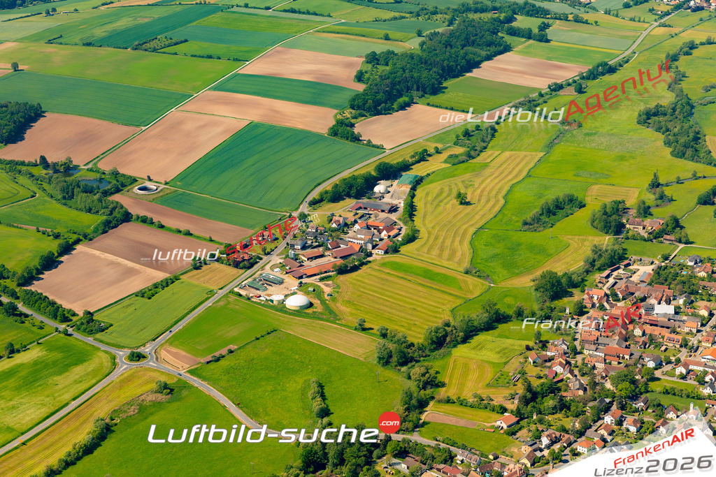 Das Luftbild zeigt : Hundshof Frensdorf - Die Luftaufnahme wurde 2024 vom UL-Flugzeug aus erstellt ( keine Drohne ) - Hochauflösende Luftaufnahme - Für grossformatige Ausdrucke geeignet. Die Geschenkidee !Mit Lizenz und Bildrechte bestellbar