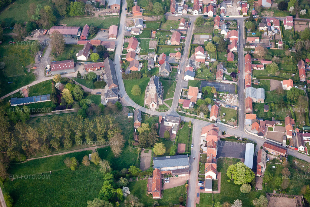 Aerial view: View of the town in Courcelles-le-Comte in the state Pas de Calais, France.Photo: IMG_40081.jpg taken on 04/17/2011 by Werner Riehm/FLY-FOTO.comResolution of the original: 4752 x 3168 px