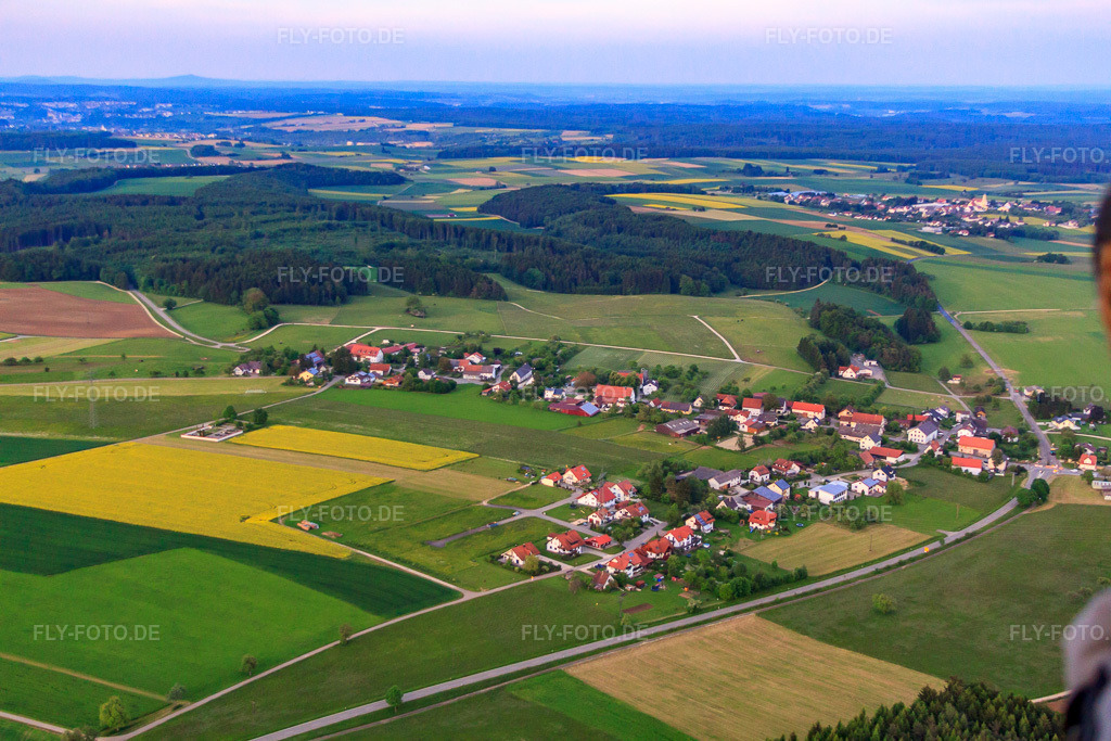 Luftbild: Ortsansicht von Westen im Ortsteil Langenhart in Meßkirch im Bundesland Baden-Württemberg in Deutschland. Foto: IMG_57718.jpg vom 08.06.2013 durch Werner Riehm/FLY-FOTO.deAuflösung des Originals: 4752 x 3168 px