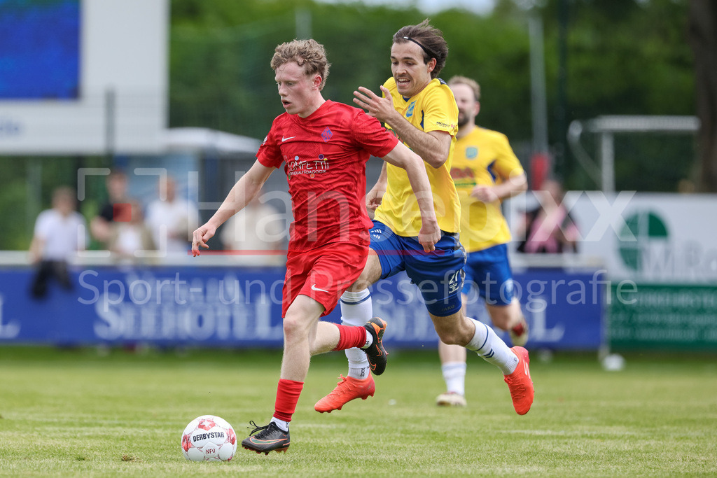 Fussball, Aufstiegsrunde Regionalliga Nord, SV Todesfelde - Blumenthaler SV | v.li.: Jasper Look (Blumenthaler SV, 16) und Maximilian Sergio Musci (SV Todesfelde, 21) im Laufduell, Zweikampf, Duell, Dynamik, Aktion, Action, Spielszene