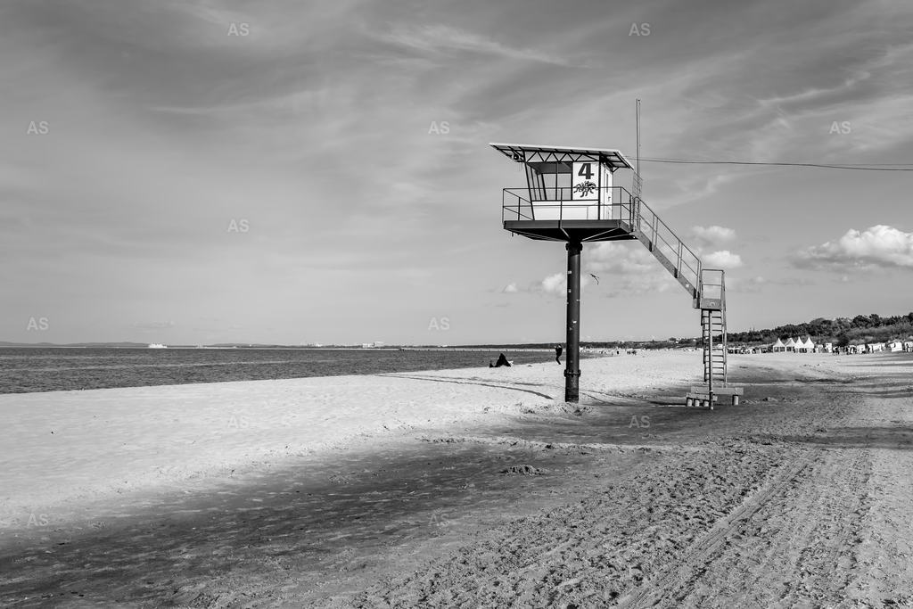 Off Season | Stillness at the shoreline before the return of summer. - Realisiert mit Pictrs.com