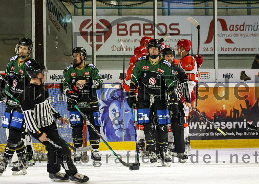 2022-12-02_061_TSV_Erding_gegen_EV_Pegnitz | Erding, Deutschland, 02.12.2022:
Eishockey, Bayernliga 2022 / 2023, 17. Spieltag, TSV Erding gegen EV Pegnitz, Endergebnis: 9:3

Florian Zimmermann (Erding Gladiators, #5), Rudolf Lorenz (Erding Gladiators, #91), +

Foto: Christian Riedel / fotografie-riedel.net