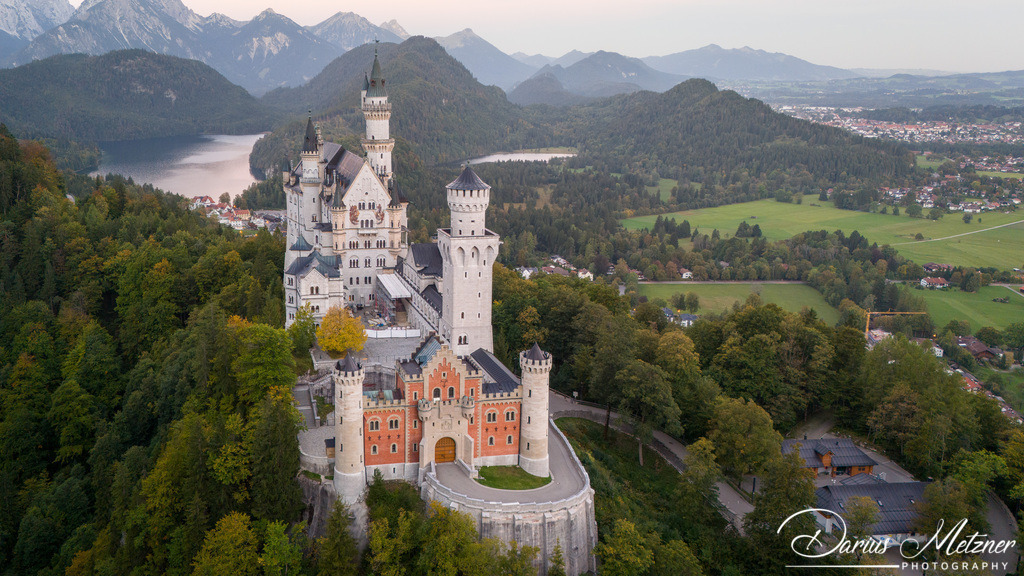 Das Schloss Neuschwanstein | Das Schloss Neuschwanstein steht oberhalb von Hohenschwangau bei Füssen im südöstlichen bayerischen Allgäu