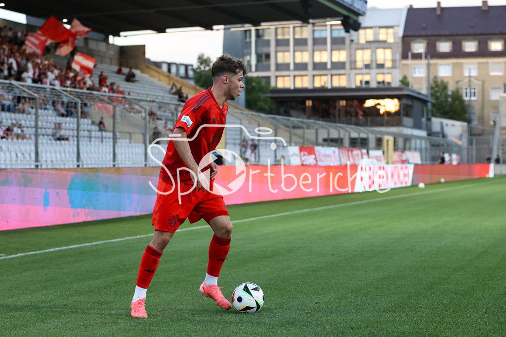 FC Bayern Amateure - SpVgg Bayreuth | am BAll Maximilian WAGNER (FCB #9) / Freisteller / Einzelfoto