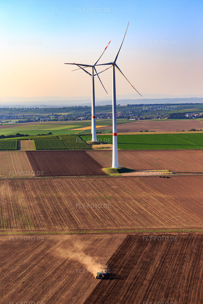 Luftbild: Traktor beim Pflügen vor zwei WKAs de sWindpark nördlich von Bechtheim im Ortsteil Heßloch in Dittelsheim-Heßloch im Bundesland Rheinland-Pfalz in Deutschland. Foto: IMG_103148.jpg vom 29.08.2017 durch Werner Riehm/FLY-FOTO.de