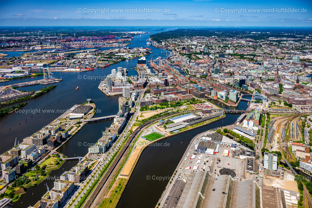 Hamburg_Oberhafen_Baakenhafen_Hafencity_ELS_0495200625 | HAMBURG 16.06.2025 Stadtansicht des Innenstadtbereiches der Hafencity am Ufer der Elbe an der Oberhafentunnel, Versmannstraße in Hamburg, Deutschland. Weiterführende Informationen bei: HafenCity Hamburg GmbH. // City view on down town der Hafencity on Ufer of Elbe on street Oberhafentunnel, Versmannstrasse in Hamburg, Germany. Further information at: HafenCity Hamburg GmbH. Foto: Martin Elsen