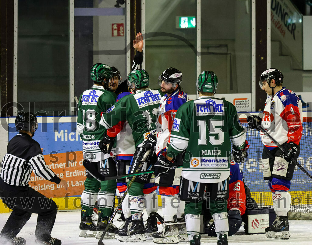 2023-11-03_023_TSV_Erding_gegen_ESC_Dorfen | Erding, Deutschland, 03.11.2023:
Eishockey, Bayernliga Vorrunde 2023 / 2024, 6. Spieltag, TSV Erding gegen ESC Dorfen, Endergebnis: 11:3

Daniel Krzizok (Erding Gladiators, #18), Michael Franz (Erding Gladiators, #13), Michal Popelka (ESC Dorfen, #63), Elias Maier (Erding Gladiators, #15), Alexander Kanzelsberger (ESC Dorfen, #4)

Foto: Christian Riedel / fotografie-riedel.net