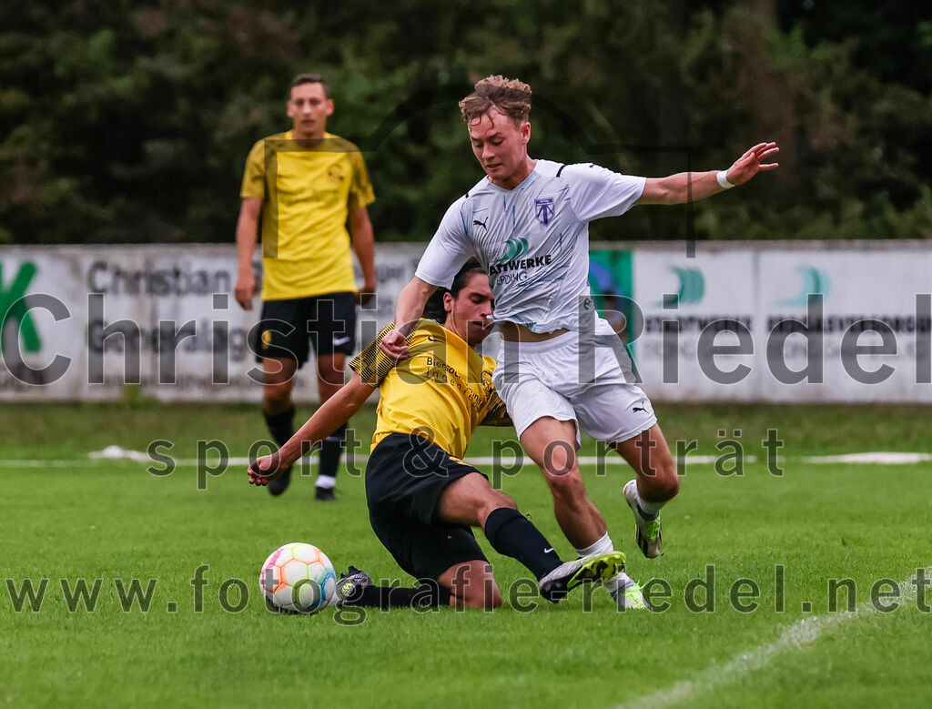2023-08-09_101_FC_Moosinning_II_gegen_SpVgg_Altenerding | Moosinning, Deutschland, 09.08.2023:
Fußball, Kreisliga 2023 / 2024, 3. Spieltag, FC Moosinning II gegen SpVgg Altenerding, Endergebnis: 1:1

Fehmi Bagci (FC Moosinning, #3), Marc Winkelmann (SpVgg Altenerding, #20)

Foto: Christian Riedel / fotografie-riedel.net