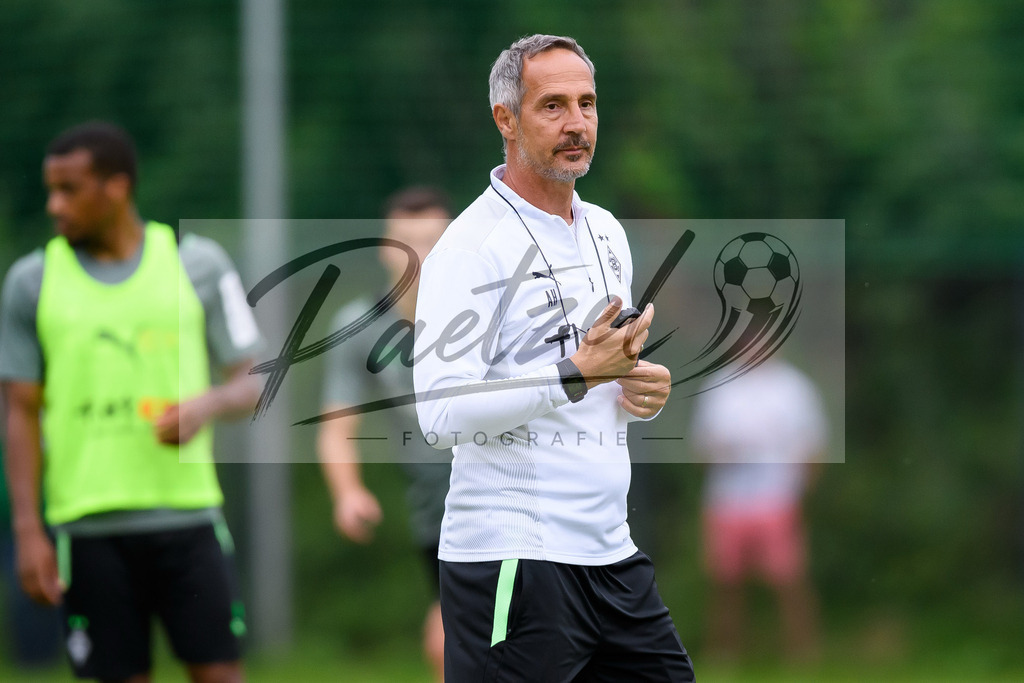 TRABMG20210719_093 | Fussball, Herren: Trainer Adi Huetter (Borussia Moenchengladbach) gestikuliert beim Training von Borussia Moenchengladbach waehrend des Trainingslagers auf dem Trainingsplatz am Hotel Klosterpforte am 19.07.2021 in Harsewinkel, Deutschland. - Realisiert mit Pictrs.com