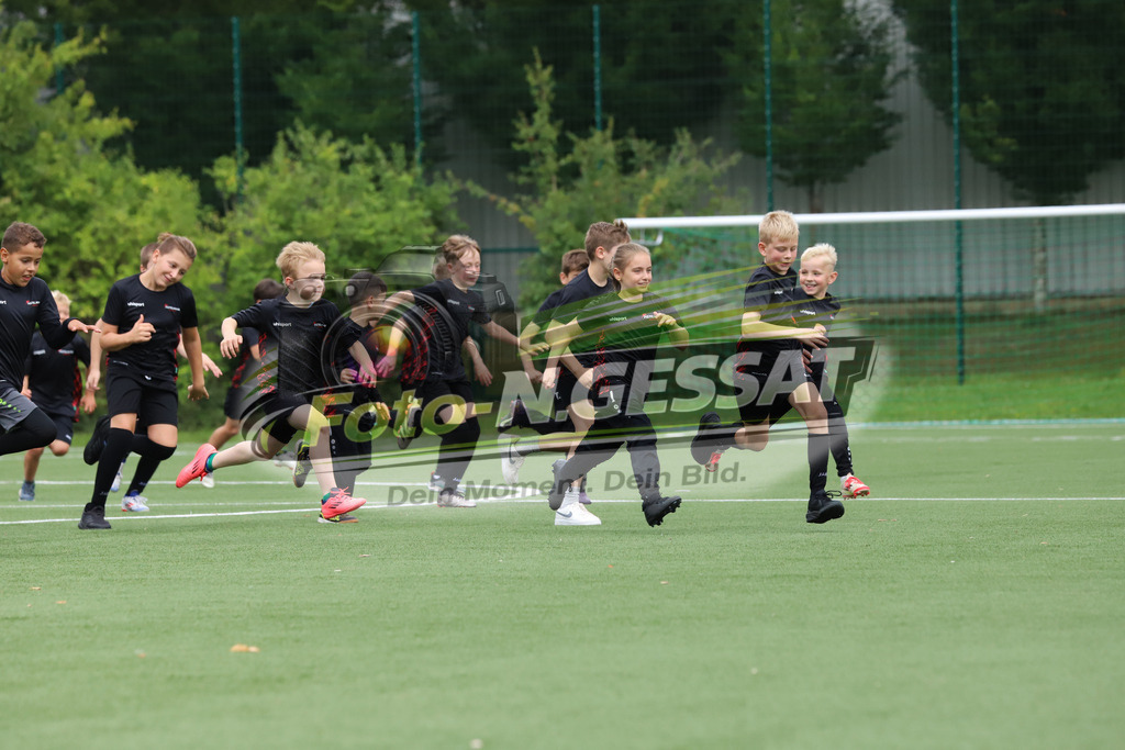 SC Bünde - BV 21 Stift-Quernheim | Auf dem Bild zu sehen: Einlaufkinder SC Bünde, BV 21 Stift-Quernheim, Fistelmann Supercup, Hunnebrock, Deutschland  - Realisiert mit Pictrs.com