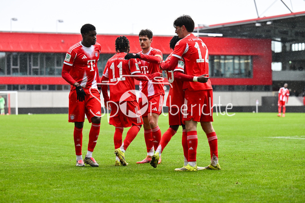 FC Bayern München - Berliner Athletik Klub | MUNICH, GERMANY - 21. FEBRUARY: Jubel der kleinen Bayern nach dem Treffer zum 5-1 durch Wisdom MIKE (FC Bayern München U19 11) / Tor / Torschuetze / Freude / Happy / während dem Spiel zwischen der U19 des FC Bayern München und der U19 des Berliner Athletik Klubs am 3. Spieltag der DFB-U19 Nachwuchsliga am FC Bayern Campus
