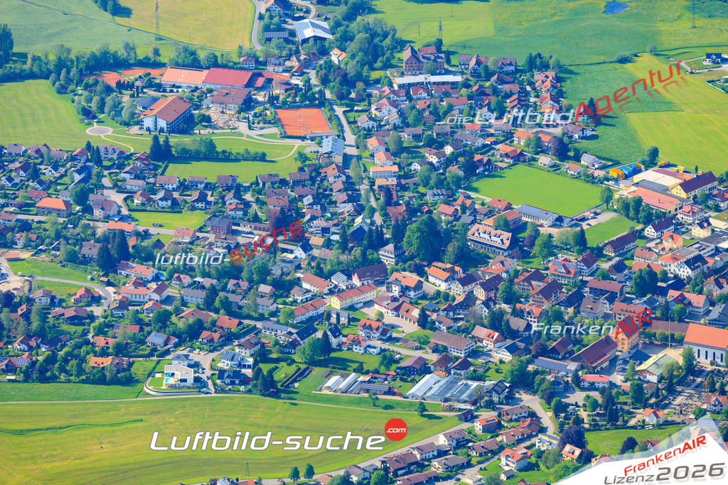 Die Luftaufnahme Weiler-im-allgaeu - Weiler Simmerberg wurde vom UL-Flugzeug (keine Drohne) aus fotografiert.Hohe Druck- Auflösung-die Geschenkidee!