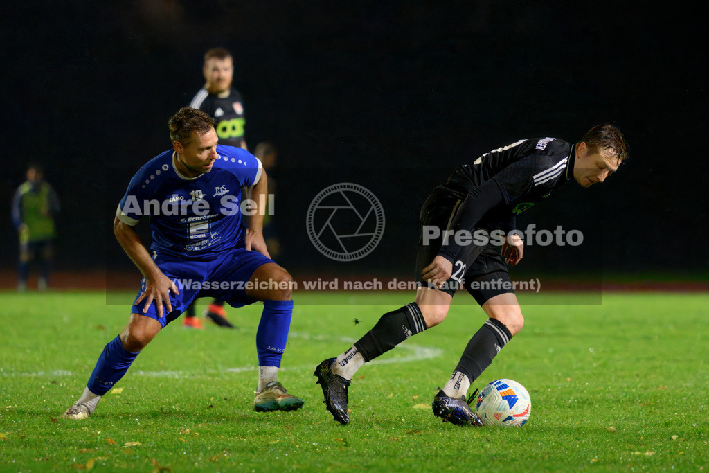 Preetzer TSV vs MTV Dänischenhagen | Florian Ziehmer (Preetz #19) vs Tony Buck (Dänischenhagen #22) / Fußball-Verbandsliga Ost Männer 2026/2027 / Preetzer TSV vs MTV Dänischenhagen / Jahnplatz / Preetz / 16.10.26 - Realisiert mit Pictrs.com