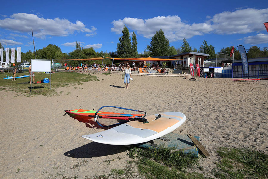 Schladitzer See - All-on-Sea Sport Resort | Entdecke über 20 Kategorien Leipzig-Motive: Foto-Downloads, hochwertige Poster, Leinwand- & Fine-Art-Prints. Jetzt Lieblingsfoto im Bildlexikon Leipzig Shop bestellen!