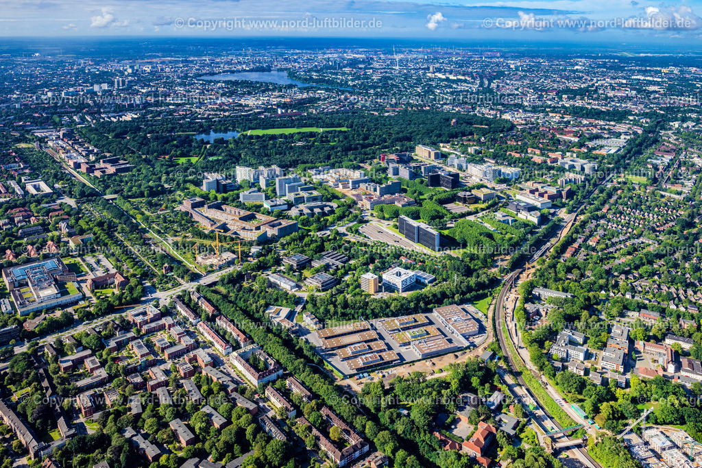 Hamburg_Winterhude_City_Nord_ELS_0877050823 | HAMBURG 05.08.2023 Bürogebäude am Kapstadtring in der City Nord im Ortsteil Winterhude in Hamburg, Deutschland. Weiterführende Informationen bei: ASSMANN BERATEN + PLANEN AG,  Barkow Leibinger Gesellschaft von Architekten mbH,  HANSAINVEST Real Assets GmbH,  IGTech GmbH,  INGENIEURBÜRO DR. BINNEWIES Ingenieurgesellschaft mbH,  SIGNAL IDUNA Gruppe. // Construction site for the new construction of an office and administration building on Kapstadtring in City Nord in the district of Winterhude in Hamburg, Germany. Further information at: ASSMANN BERATEN + PLANEN AG,  Barkow Leibinger Gesellschaft von Architekten mbH,  HANSAINVEST Real Assets GmbH,  IGTech GmbH,  INGENIEURBUeRO DR. BINNEWIES Ingenieurgesellschaft mbH,  SIGNAL IDUNA Gruppe. Foto: Martin Elsen