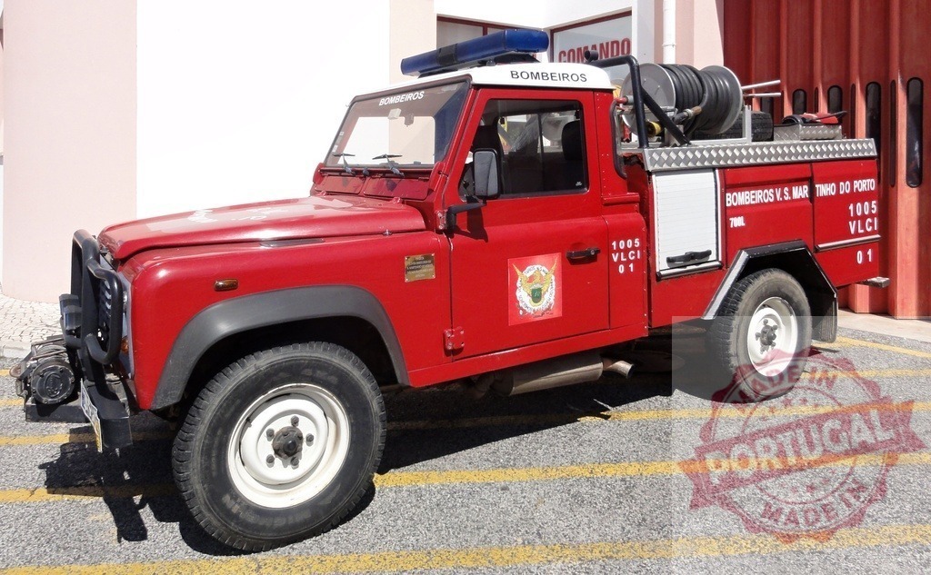 Land Rover fire truck parking at fire station | Red Land Rover fire truck with equipment standing at a fire station - Realisiert mit Pictrs.com