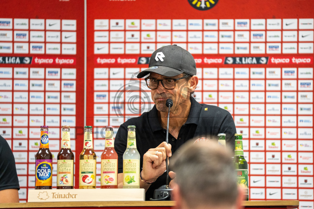 SG Sonnenhof Großaspach vs. Fortuna Köln, Fussball, 3. Liga, 1. Spieltag, 08.08.2026 | Matthias Mink (Cheftrainer Fortuna Köln) bei der Pressekonferenz,SG Sonnenhof Großaspach vs. Fortuna Köln, Fussball, 3. Liga, 1. Spieltag, 08.08.2026,DFB regulations prohibit any use of photographs as image sequences and/or quasi-video