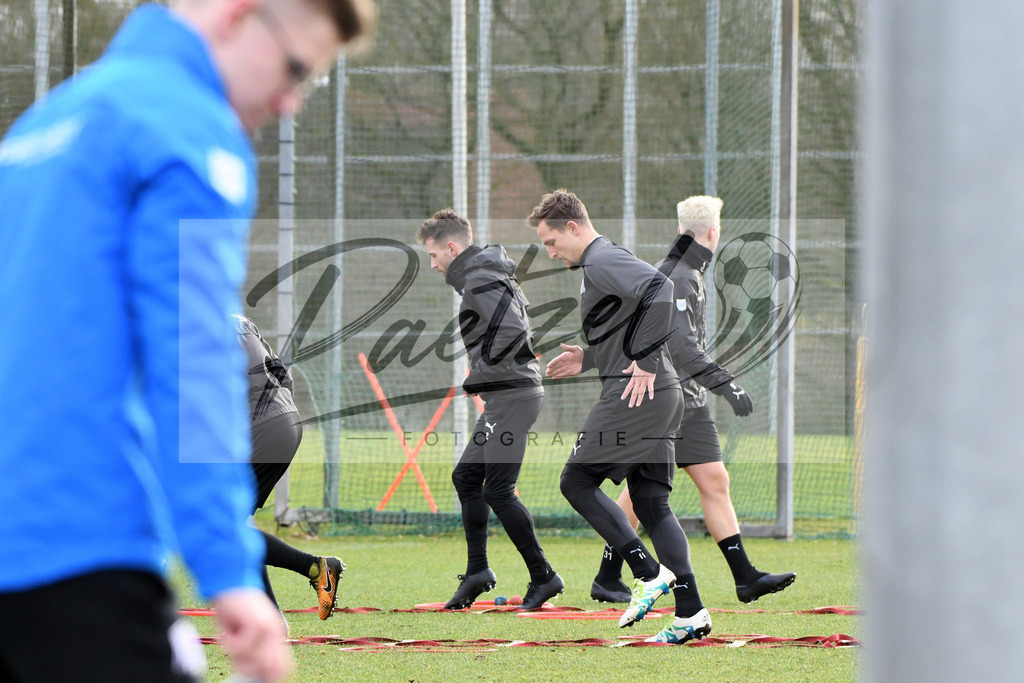 20200130_TRAOSN_0054 | Fußball, Herren: Ulrich Taffertshofer (VfL Osnabrueck) waermt sich auf waehrend der Trainingseinheit des VfL Osnabrueck im Sportpark Illoshoehe am 30.01.2020 in Osnabrueck, Deutschland. - Realisiert mit Pictrs.com