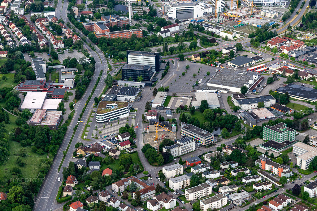 Luftbild: real, Medizentrum Eckert: Weingarten in Weingarten bei Ravensburg im Bundesland Baden-Württemberg in Deutschland. – Foto: IMG_131943.jpg vom 26.05.2022 durch Werner Riehm/FLY-FOTO.de – Auflösung des Originals: 5472 x 3648 px – Medizentrum Eckert – Real Markt