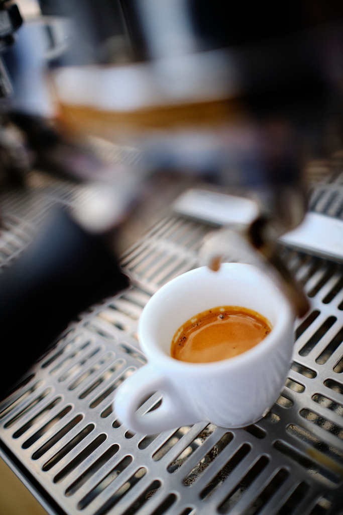 Café Comet | WIen, Austria - February 12, 2020: Café Comet; Detail einer Siebträgermaschine während des Brühvorganges. - Realisiert mit Pictrs.com