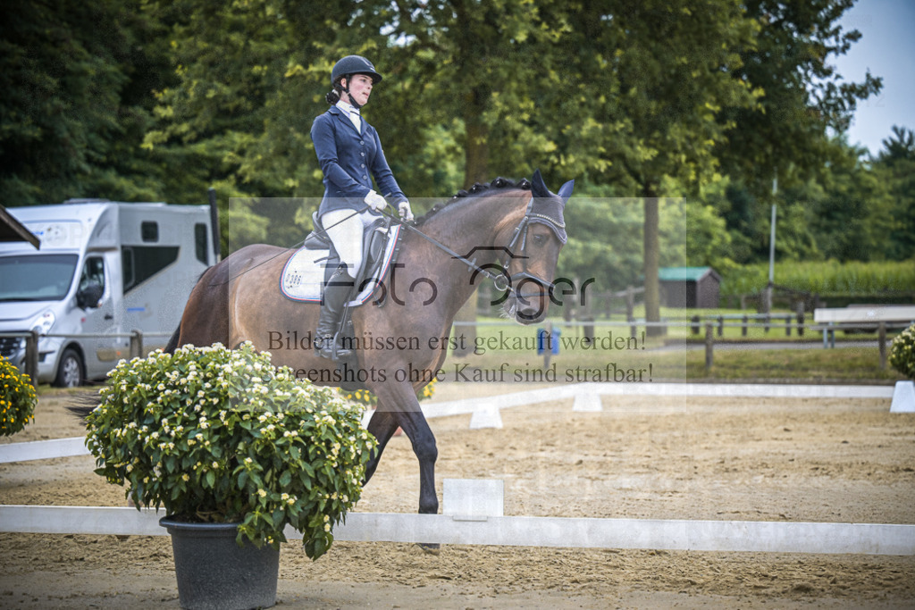 DOS_4334 | Entdecke hochwertige Reitturnierfotos von Foto Oger. Professionell, emotional und authentisch – jetzt Lieblingsmomente im Shop bestellen.Deutschlandweite Turnierfotografie. - Realisiert mit Pictrs.com