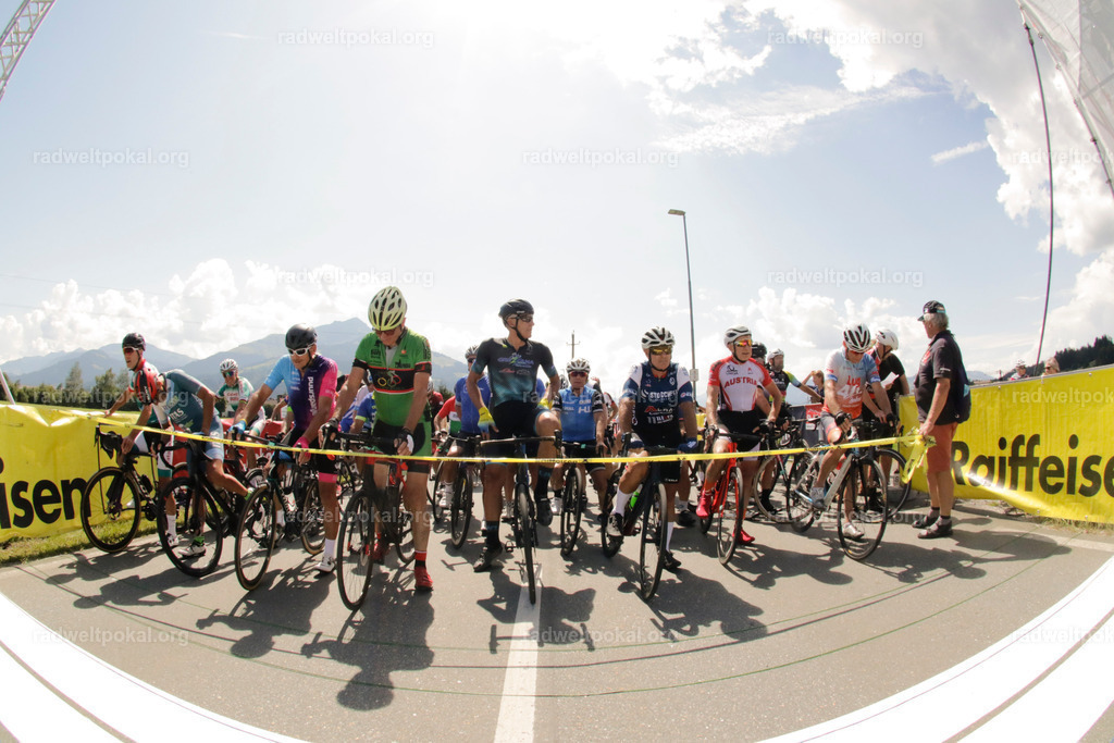 755_20230817_Bewerb_Maenner_Muehlanger | AUT - OESTERREICH, 2023-08-16: SPORT RENNRAD-FAHREN - 55. INTERNATIONALER RADWELTPOKAL IN ST. JOHANN IN TIROL  - Vintage-Radrennen mit WM-Bronze-Medaillen-Siegerin Christina Schweinberger, den Teilnehmer und Alexander Baumann (vom Orginastions-Team) - TAG 2 BEWERB MAENNER IN SECHS GRUPPEN  ; Foto: Roland Muehlanger