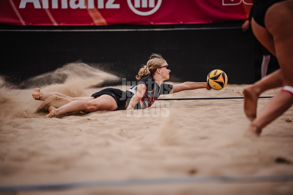 Beachvolleyball | Frauen | Allianz German Beach Tour 2025 | Tourstop Berlin | 22.08.2025 | Josefine Schäkel springt zum Ball