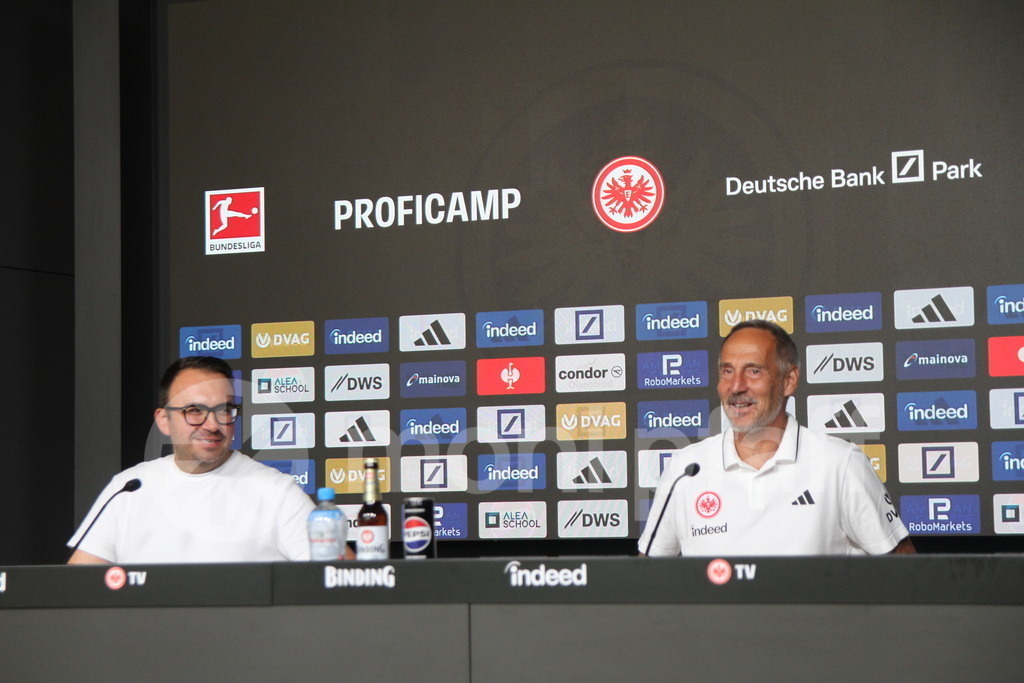 Bartosz Niedzwiedzki (Eintracht Pressesprecher) + Eintracht Trainer Adi Hütter | Online-Shop | monipfaff.de - Realisiert mit Pictrs.com
