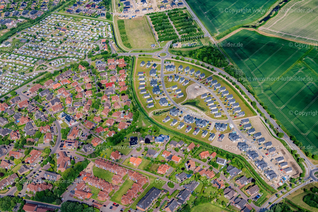 Büsum_ELS_8441100623 | BüSUM 10.06.2023 Wohngebiete am Feldrand landwirtschaftlicher Nutzflächen an der Straße An de Noordkant in Büsum im Bundesland Schleswig-Holstein, Deutschland. // Residential areas on the edge of agricultural land on street An de Noordkant in Buesum in the state Schleswig-Holstein, Germany. Foto: Martin Elsen